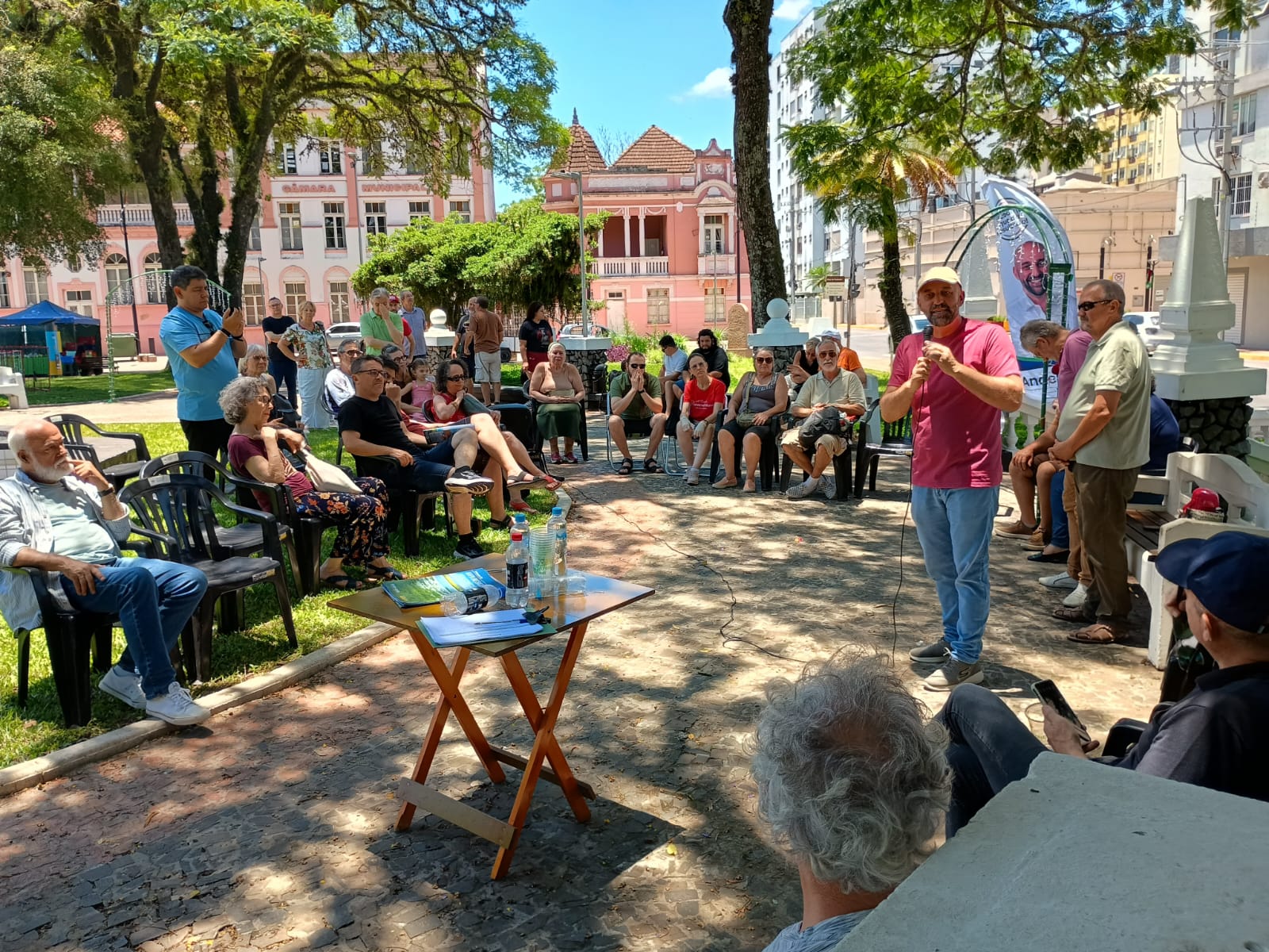 Ambientalistas, professores, pesquisadores, amigos e amigas do meio ambiente participaram do encontro que debateu a importância do Barco Peixe Dourado estar navegando pelas águas do rio dos Sinos