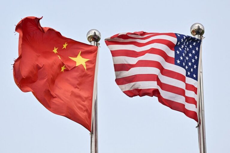 China reage a tarifas dos EUA sobre chips e alerta para impacto global