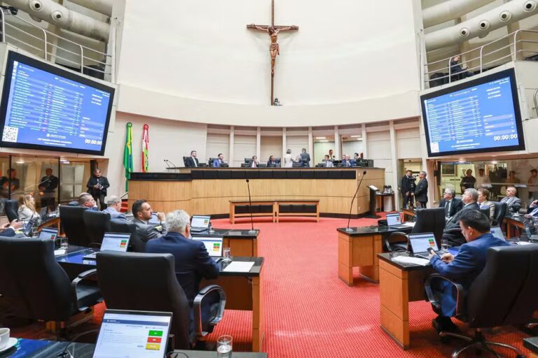 ‘Uma violência gigantesca', declara deputado sobre fim das cotas raciais em Santa Catarina
