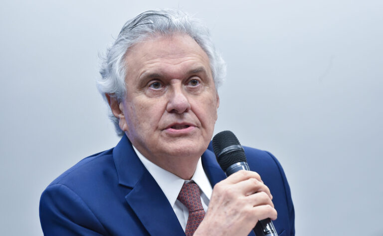 Tarcísio e Caiado atacam governo e usam Câmara como palanque em discussão de segurança pública