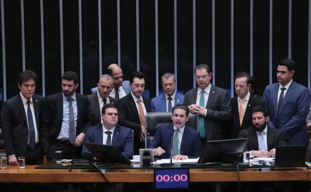 Entrevistado avalia que aprovação do projeto e reação da Polícia Legislativa revelam crise de autoridade no comando da Casa
