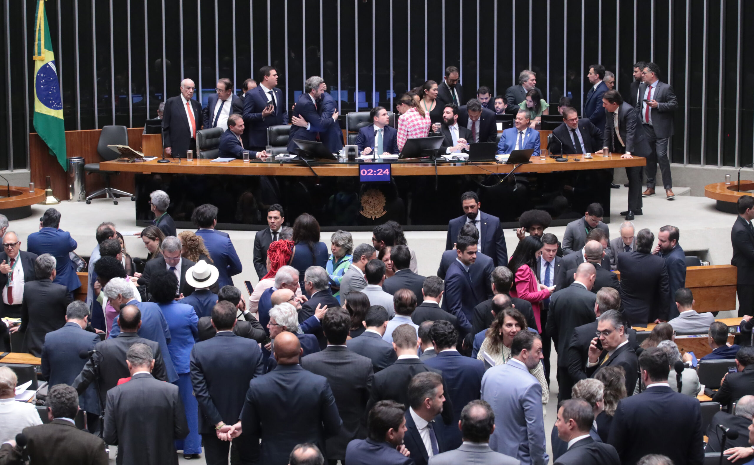 Congressistas da direita celebraram a votação com o grito de "anistia já"
