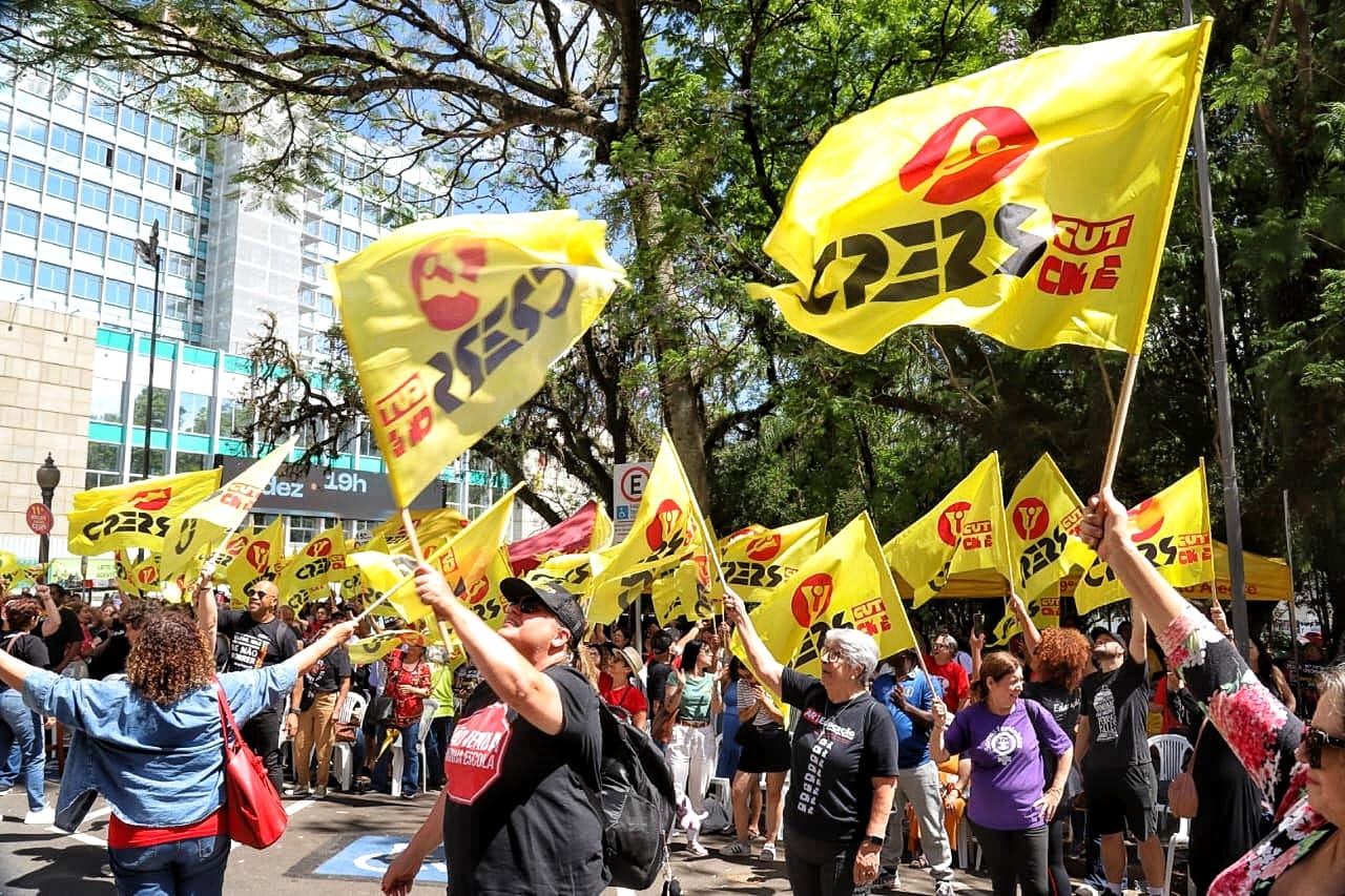 Manifetação dos servidores do Cpers Sindicato na frente da Assembleia Legislativa