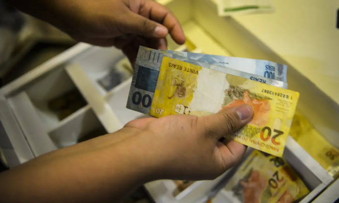 O pagamento do abono salarial é feito pela Caixa Econômica Federal ou pelo Banco do Brasil, conforme o tipo de vínculo do trabalhador.