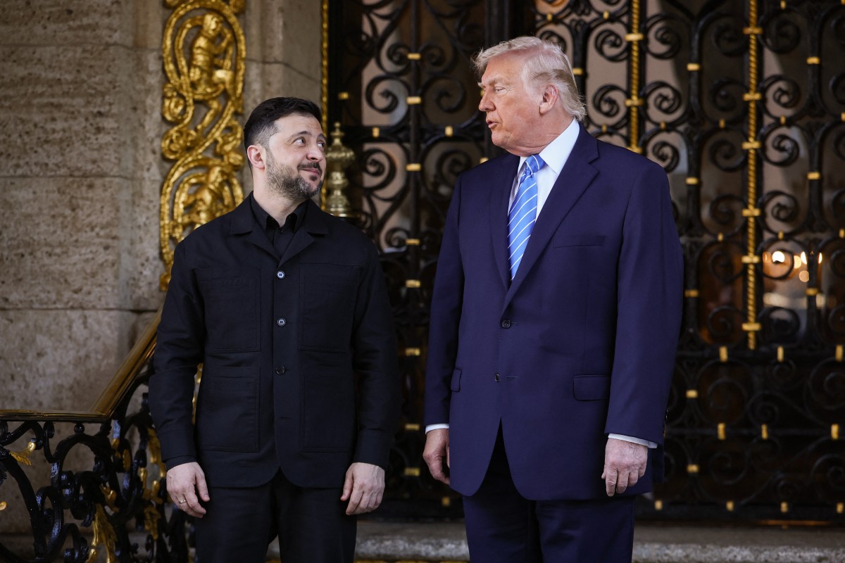 Donald Trump (dir.) recebe o presidente Volodymyr Zelensky na Flórida para discutir acordo de paz