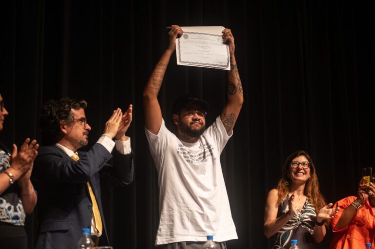 Emicida recebe título Honoris Causa da Ufrgs e reafirma saberes das periferias