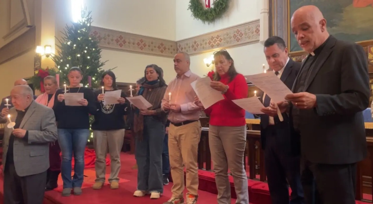 A vigília realizada na Igreja Luterana Trinity teve como objetivo pedir paz e diálogo entre a Venezuela e os EUA como solução diplomática para a agressão estadunidense