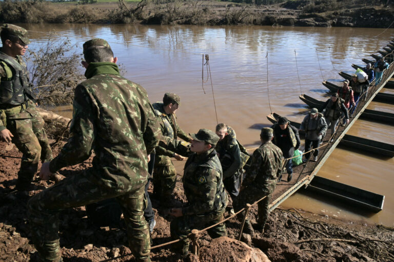 Câmara facilita participação do Exército em obras públicas com dispensa de licitação