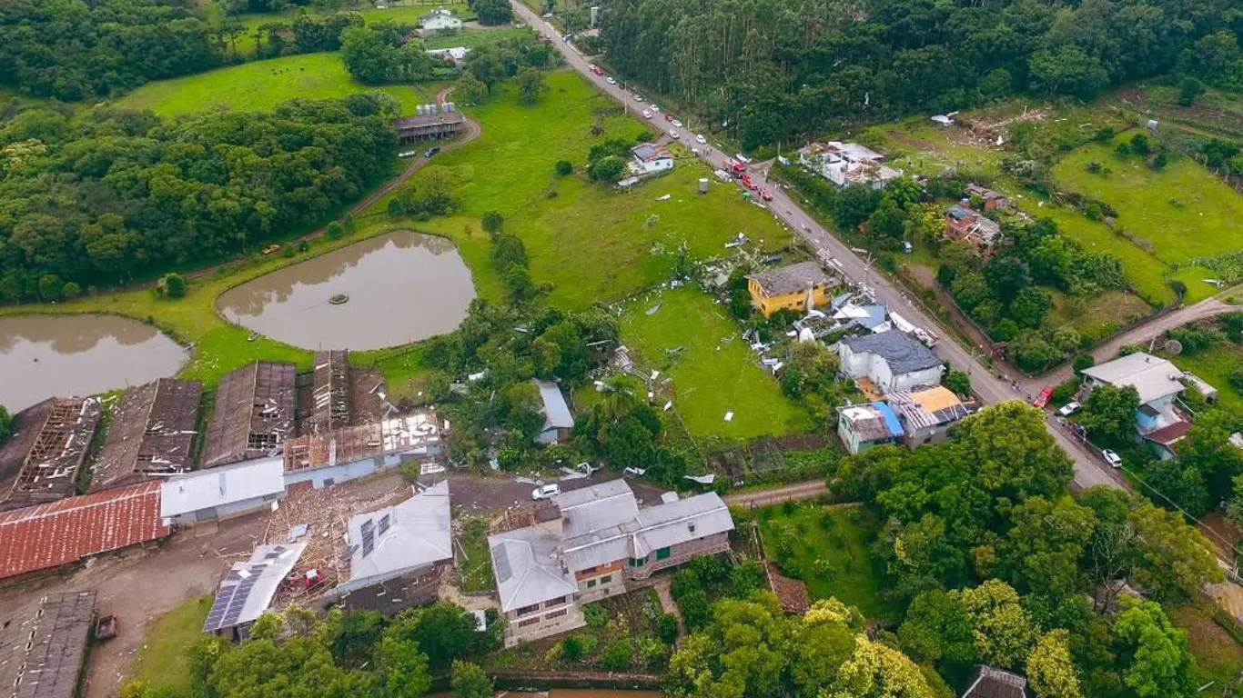 Tornado com ventos de 100 km/h atingiu a cidade de Farroupilha