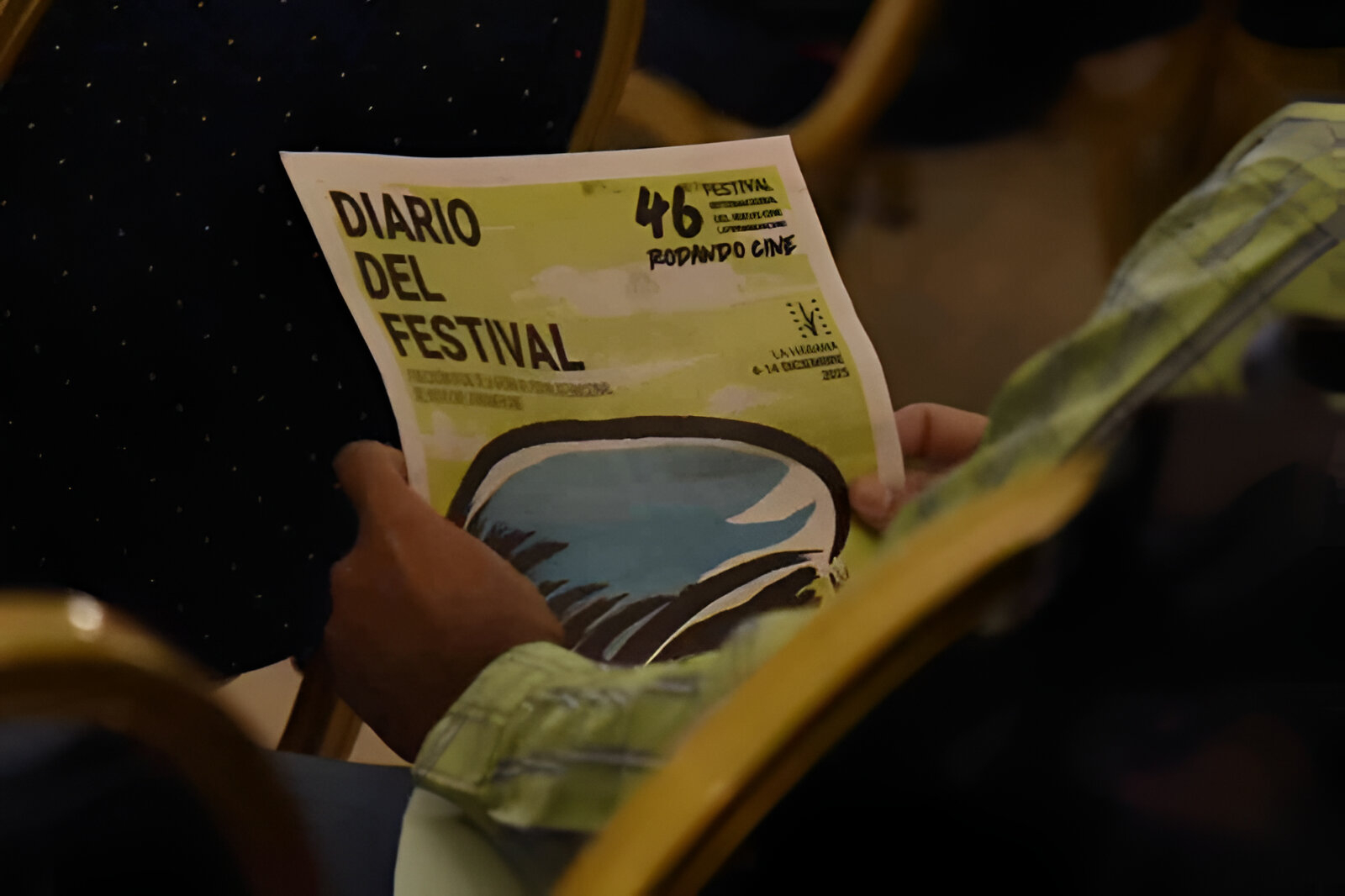 Um homem segura a agenda da 46ª edição do Festival Internacional do Novo Cinema Latino-Americano de Havana