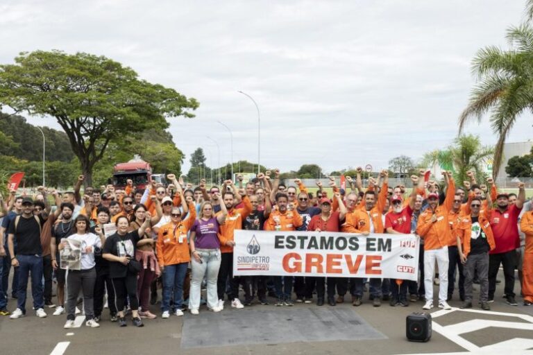 Petroleiros intensificam greve nacional e ampliam adesão em unidades estratégicas da Petrobras