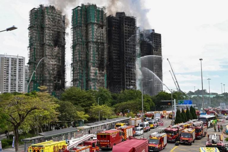 China determina inspeção em prédios altos de todo o país após incêndios fatais em Hong Kong