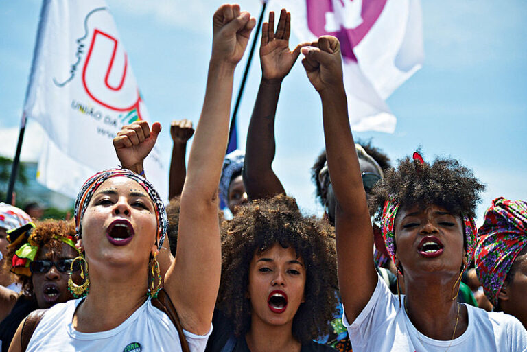 Mulheres de todo o país se mobilizam em atos contra feminicídio neste domingo (7)