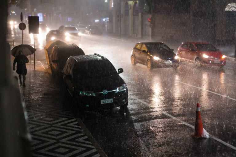Verão começa no RS com semana de Natal marcada por chuva intensa