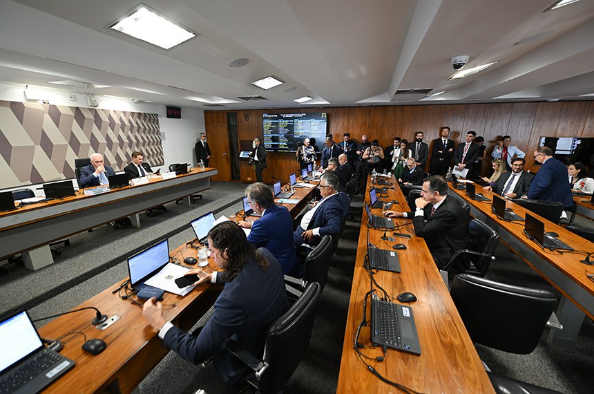 O senador Omar Aziz (C) presidiu a sessão de votação