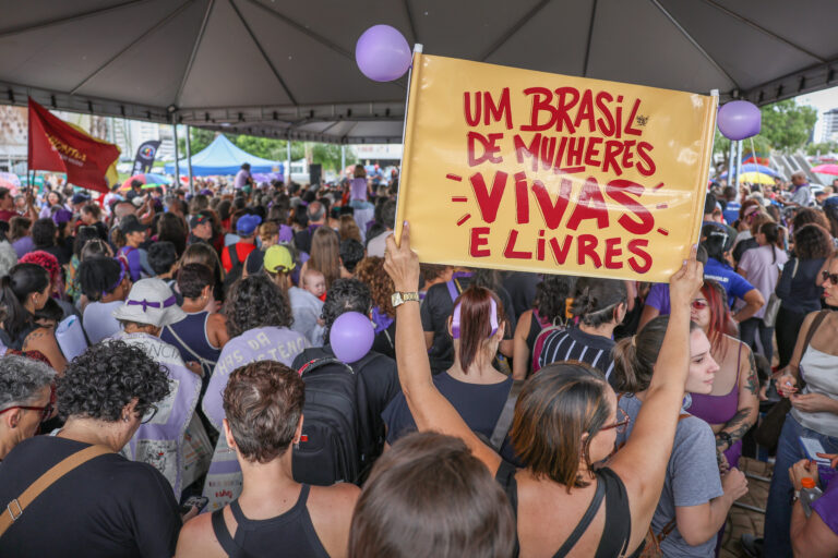 Diversas capitais do país registram atos contra feminicídio; confira imagens