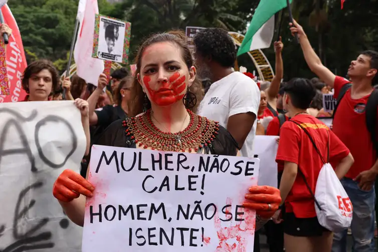 Misoginia da internet ‘chega a mundo físico’ e impulsiona ataques a mulheres, diz socióloga