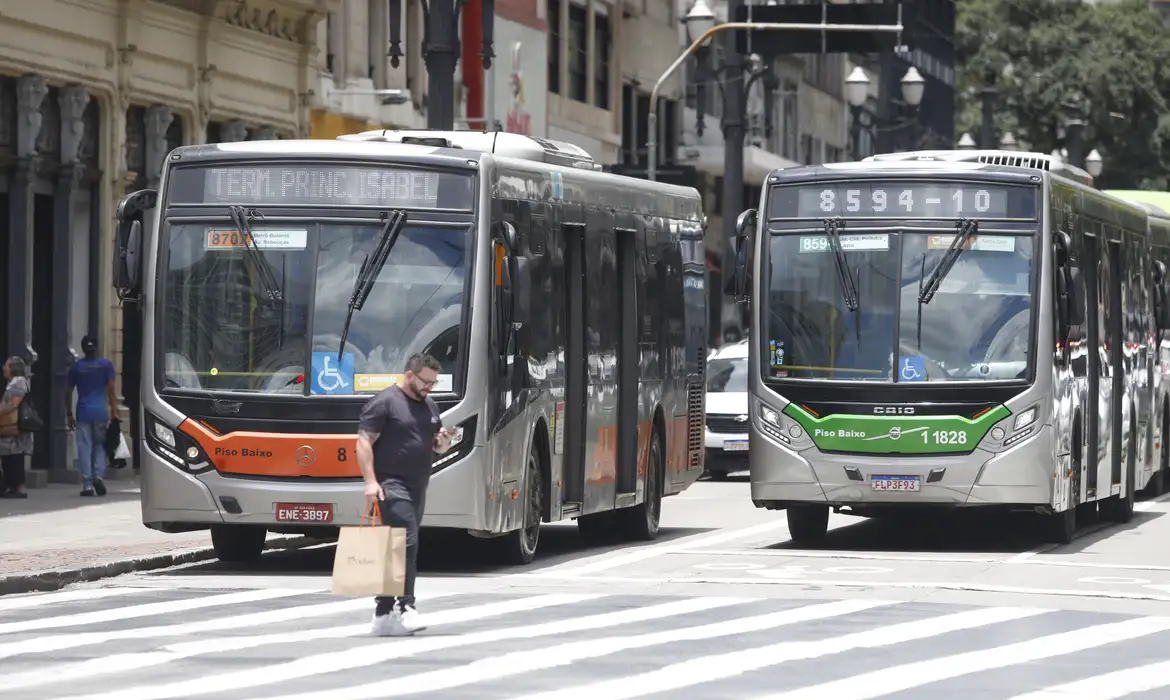 Motoristas e cobradores paralisaram as atividades na tarde de terça-feira (9) em protesto contra atraso no pagamento do décimo terceiro