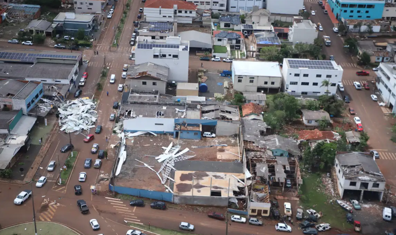 Casas destruídas pelo tornado no Paraná