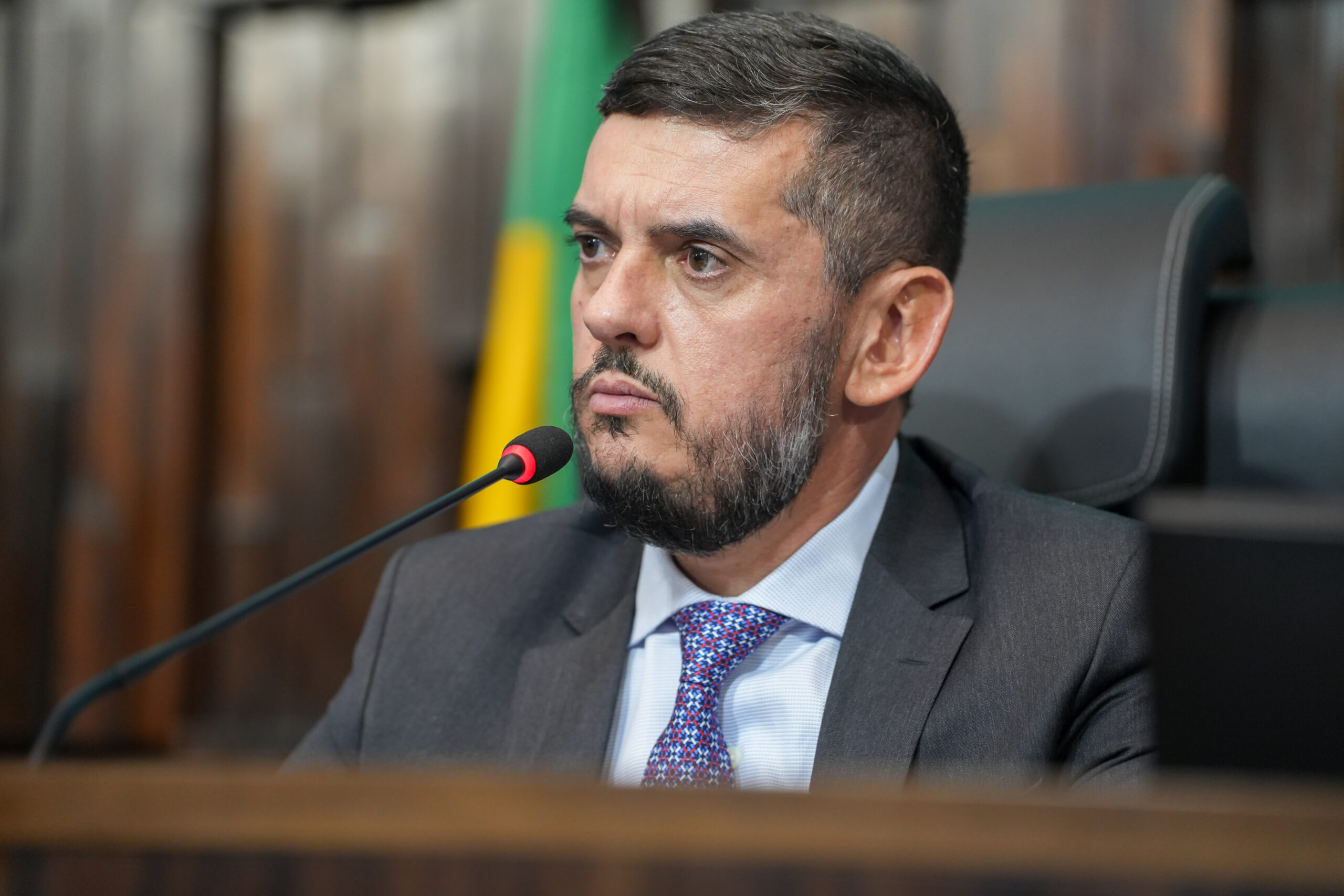 Deputado Rodrigo Bacellar (União Brasil) sentado no seu gabinete de presidente da Assembleia Legislativa do Rio de Janeiro (Alerj)