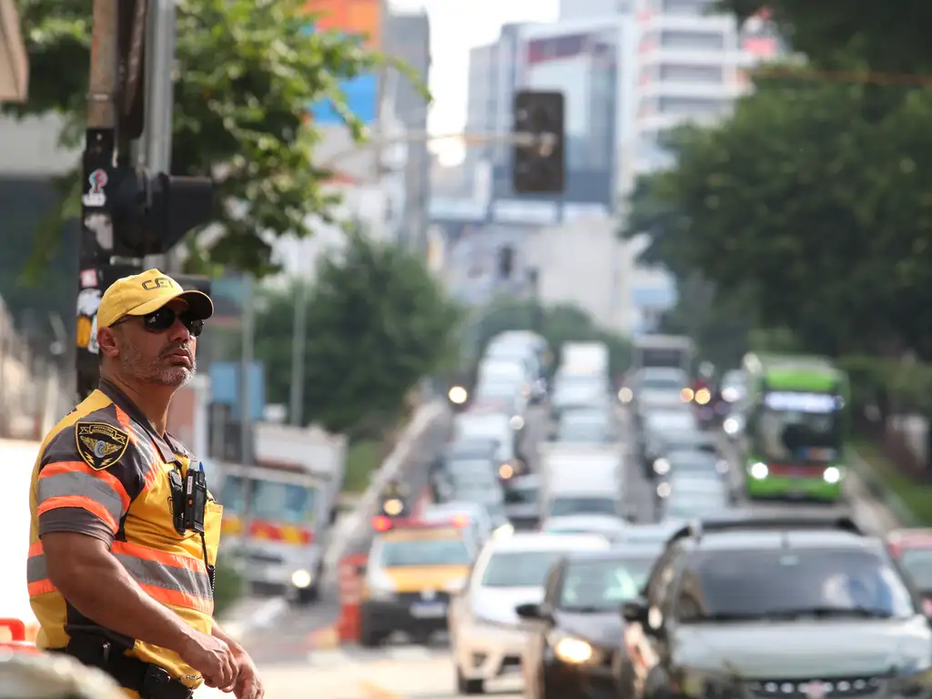 Fiscal de trânsito auxilia movimentação de veículos na rua da Consolação, umas das mais movimentadas da capital paulistana
