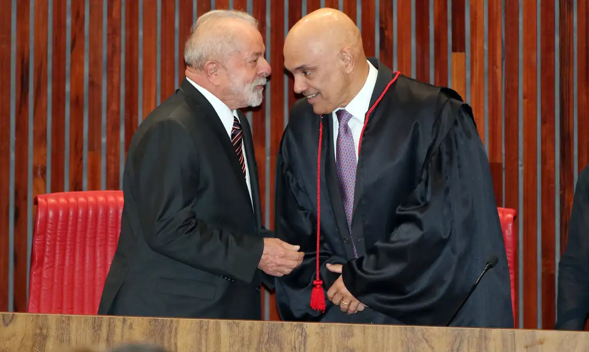 Professor avalia que retirada de sanções dos EUA fortalece soberania brasileira e expõe desgaste do bolsonarismo