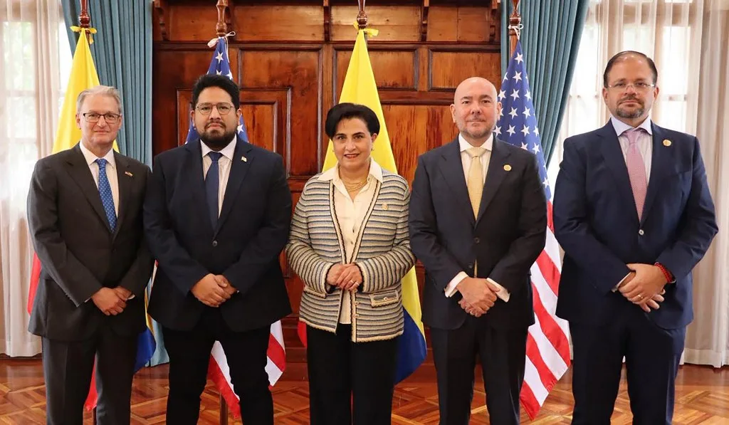 Esta foto divulgada pelo Ministério da Defesa do Equador mostra (da esq. para a dir.) o encarregado de negócios da Embaixada dos EUA no Equador, Lawrence Petroni; o Secretário Assistente de Guerra dos EUA para Defesa Interna e Assuntos de Segurança nas Américas, Joseph M. Humire; a Ministra das Relações Exteriores do Equador, Gabriela Sommerfeld; o Ministro da Defesa do Equador, Gian Carlo Loffredo; e o Ministro do Interior do Equador, John Reimberg, posando para uma foto após uma reunião em Quito em 25 de janeiro de 2026