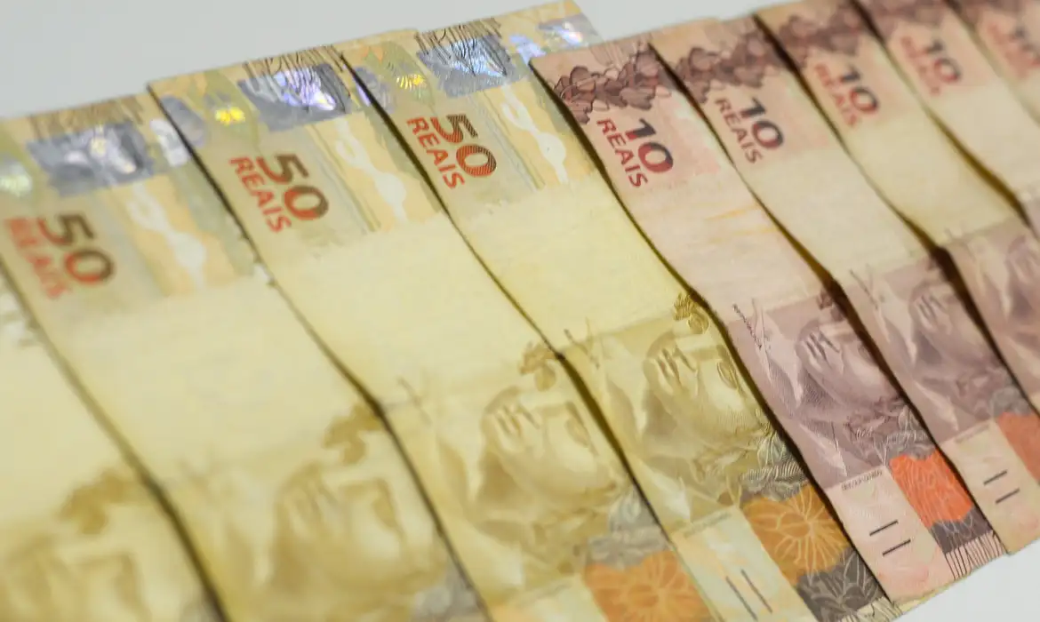 Novo salário mínimo vigente no Brasil é de R$ 1.621