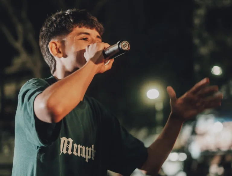 Em batalhas de rima, MC Tito combate a despolitização entre a juventude do DF