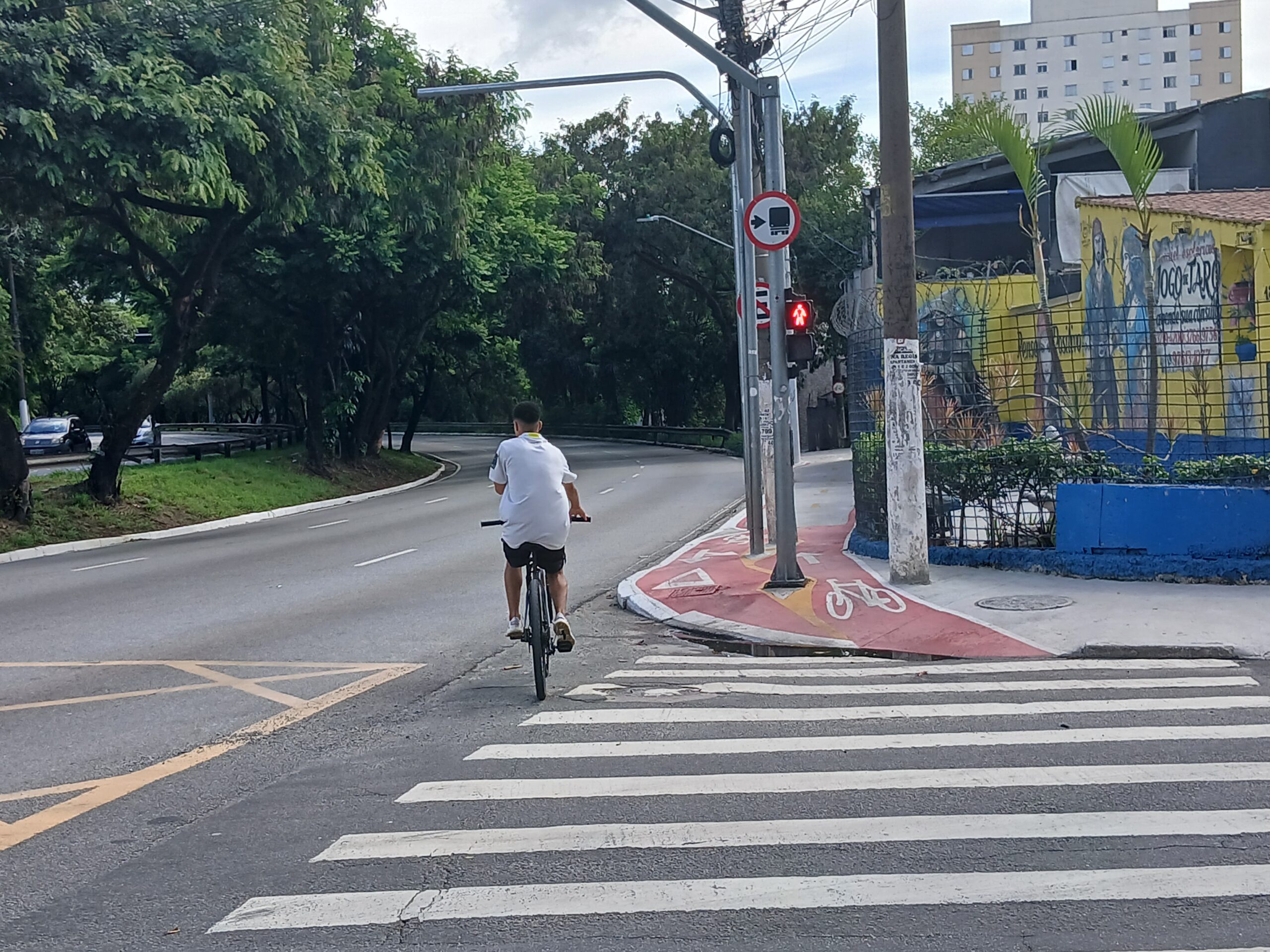 Ciclista desvia de ciclovia cheia de "pirulitos". Novo trecho na av. Escola Politécnica não obedece largura mínima