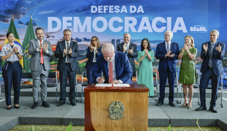 Lula 'honrou o desejo da maioria do povo brasileiro' com veto a dosimetria, afirma jurista