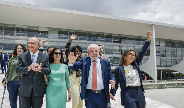 Em ato sobre o 8/01, Lula não cita Venezuela, mas Janja usa camisa com ‘América Invertida’