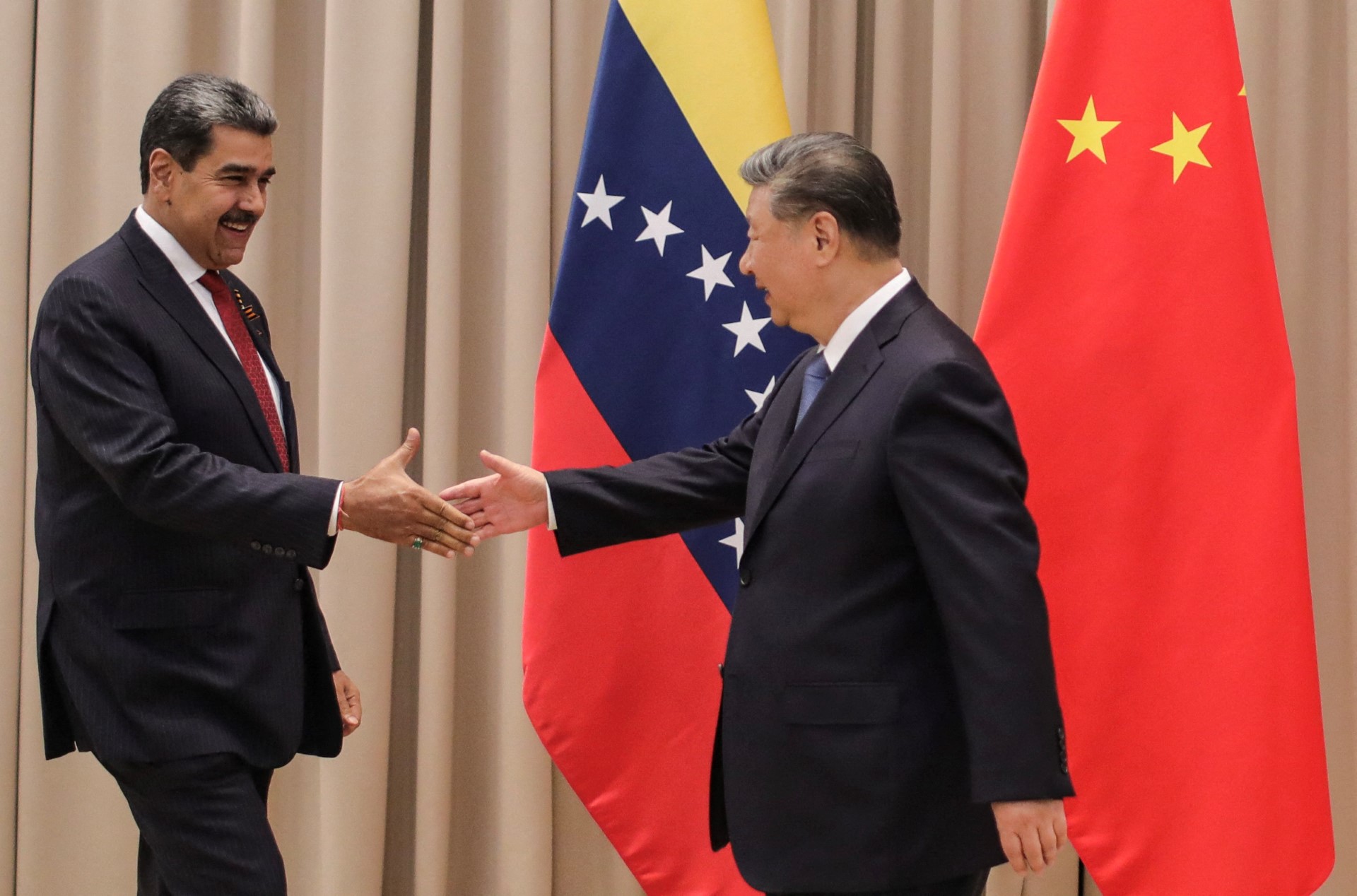 O presidente venezuelano, Nicolas Maduro, e o presidente da China, Xi Jinping, durante encontro em Moscou, em maio de 2025