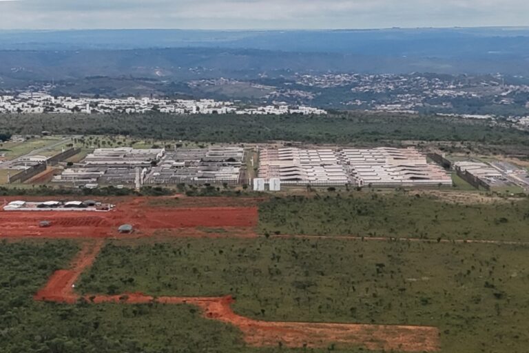 Filhos de Bolsonaro e aliados criticam transferência e insistem em prisão domiciliar