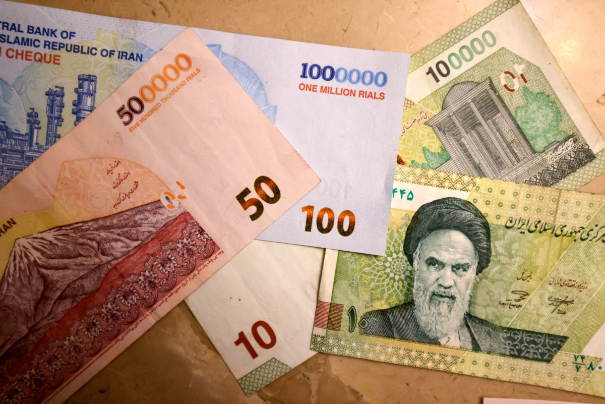 Novas cédulas iranianas de 500 mil e 100 mil rials: país vive hiperinflação