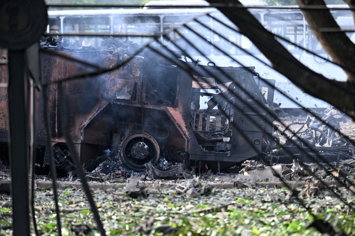 Caminhão militar destruído pelos ataques dos Estados Unidos na base de La Carlota, em Caracas