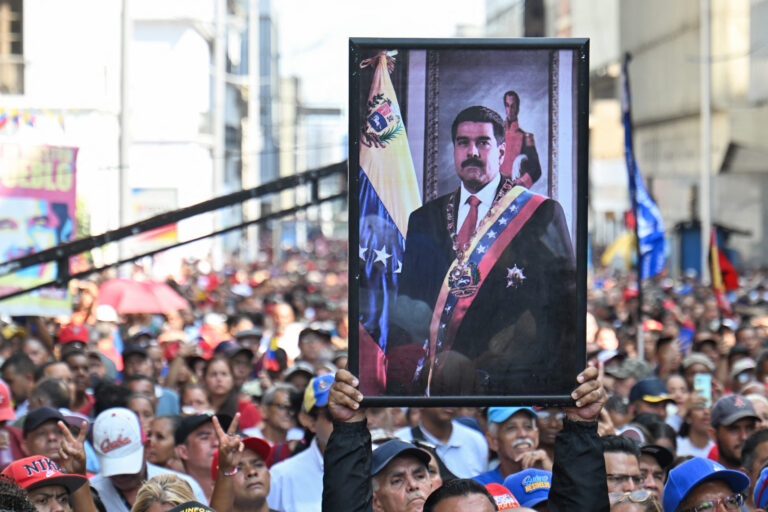 Às vésperas de audiência, China reafirma apoio a Maduro e denuncia ação dos EUA como ilegal