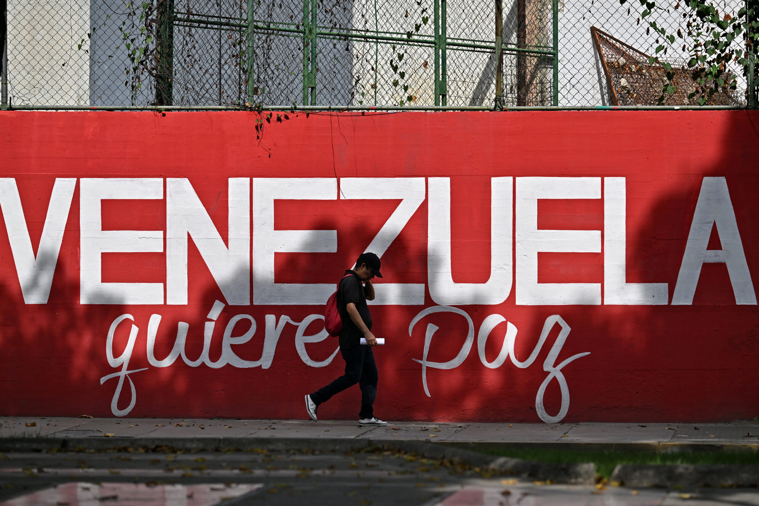 Mural em Caracas pede paz, enquanto o país se mobiliza contra a agressão estadunidense e pela liberdade do presidente Nicolás Maduro e da primeira-dama e deputada nacional, Cilia Flores.