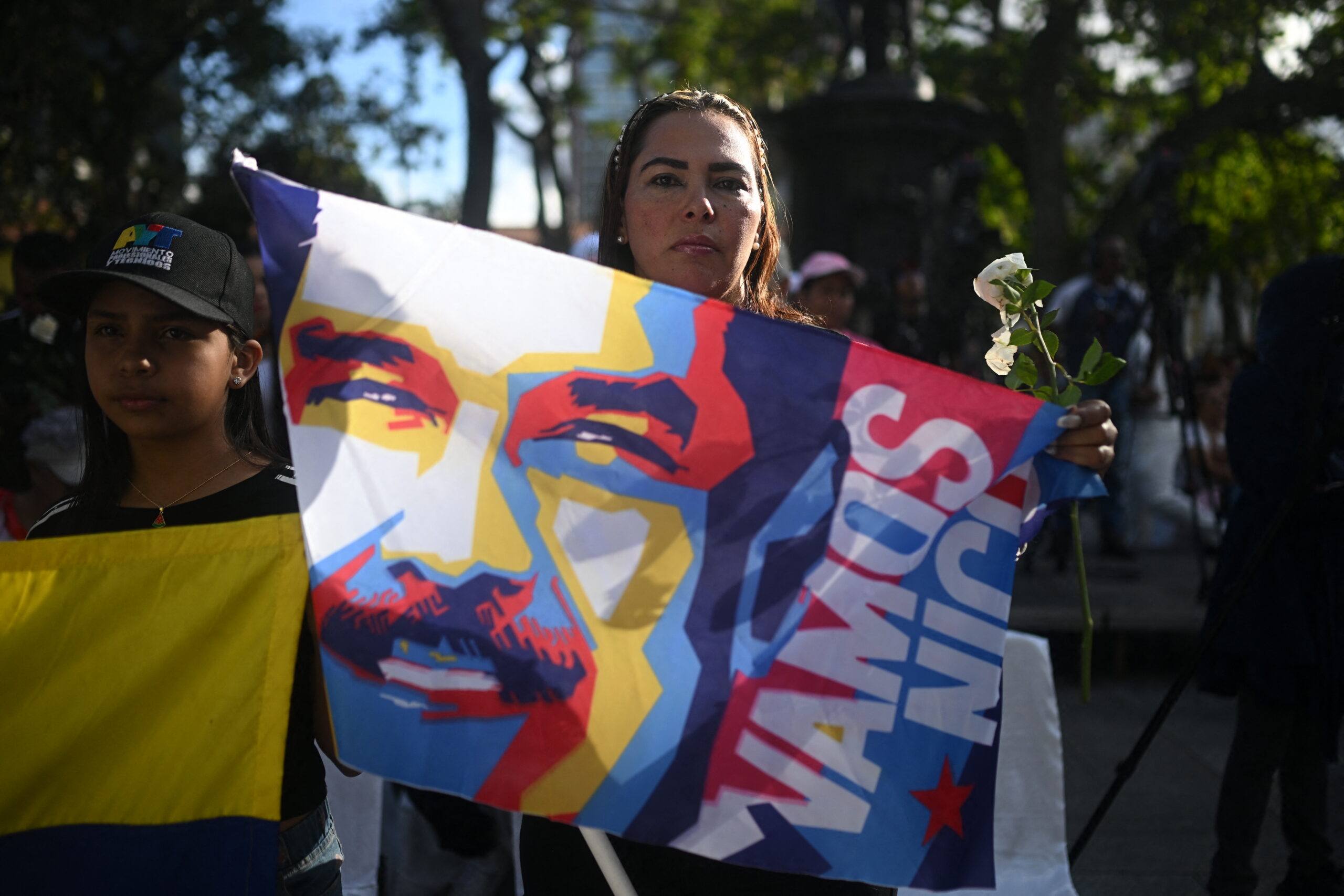 Uma mulher evangélica segura uma bandeira com a imagem do presidente venezuelano Nicolás Maduro durante um ato em seu apoio na Plaza Bolívar
