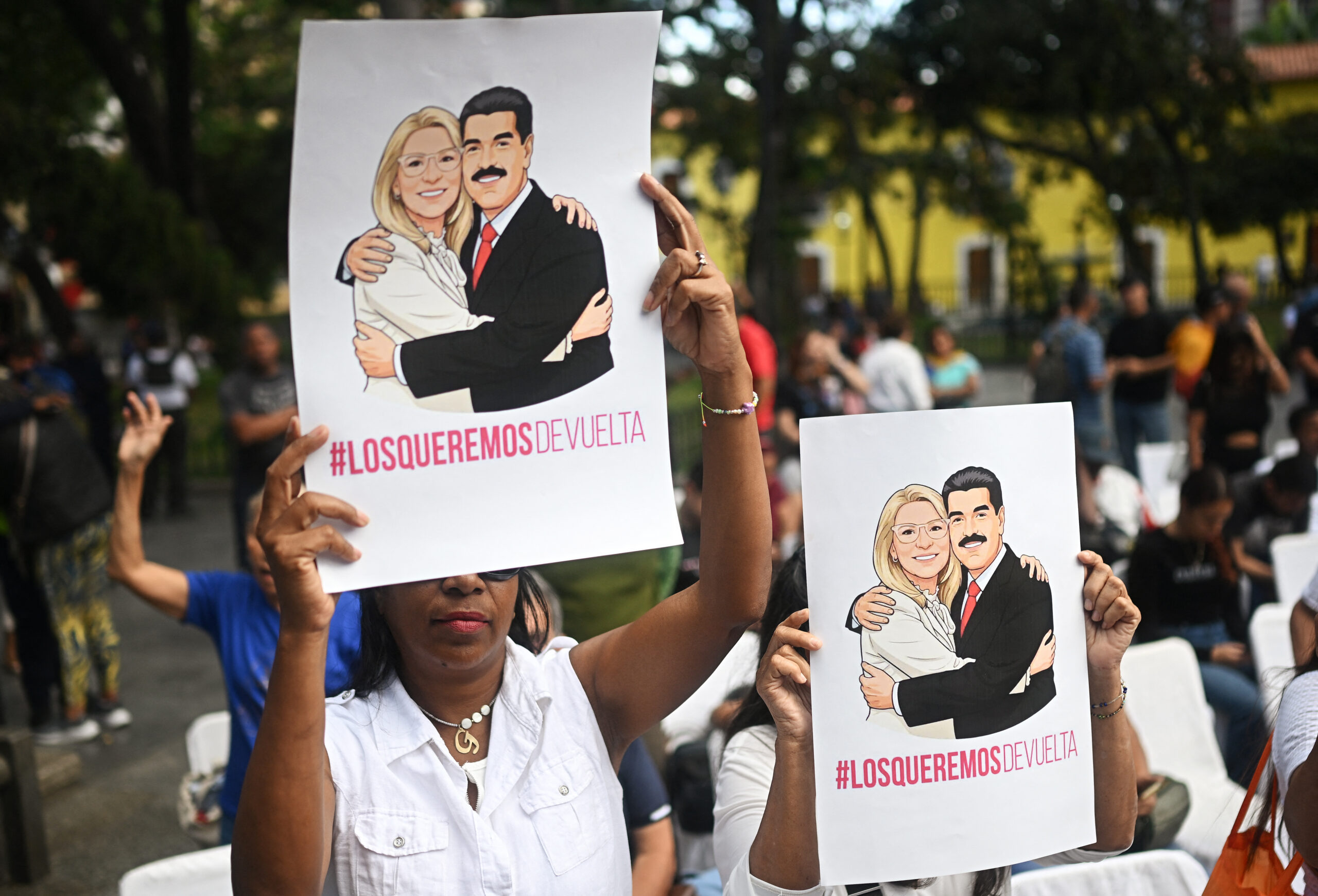 Fiéis evangélicos seguram imagens do presidente venezuelano Nicolás Maduro e de sua esposa Cilia Flores, sequestrados pelos Estados Unidos no dia 3 de janeiro