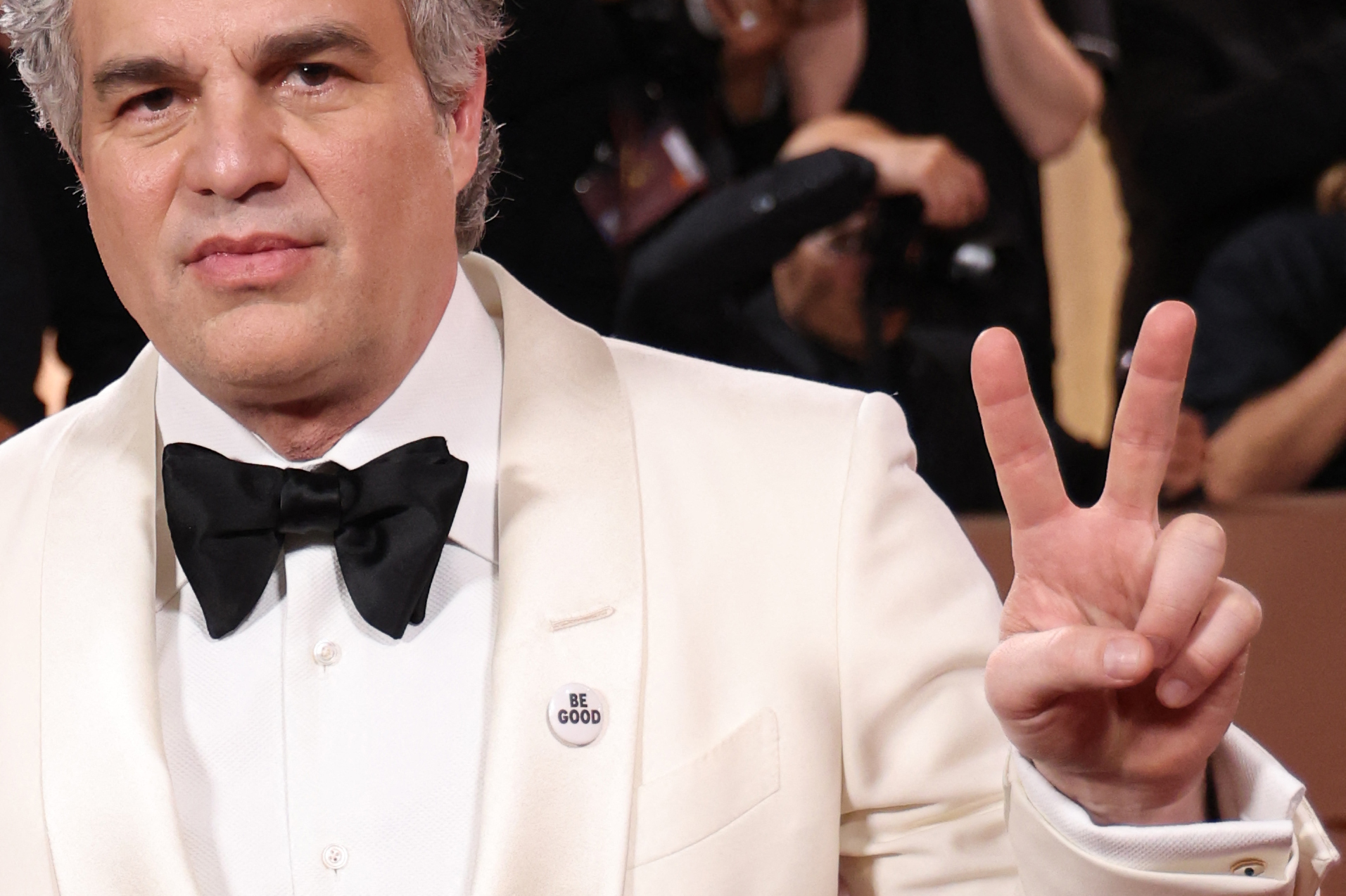 O ator americano Mark Ruffalo usa um broche com a inscrição “Be Good” (“Seja bom”), em homenagem a Renee Good, que foi morta a tiros por um agente do Serviço de Imigração e Controle de Alfândega dos Estados Unidos (ICE, na sigla em inglês), em Minneapolis, ao comparecer à 83ª edição do Globo de Ouro