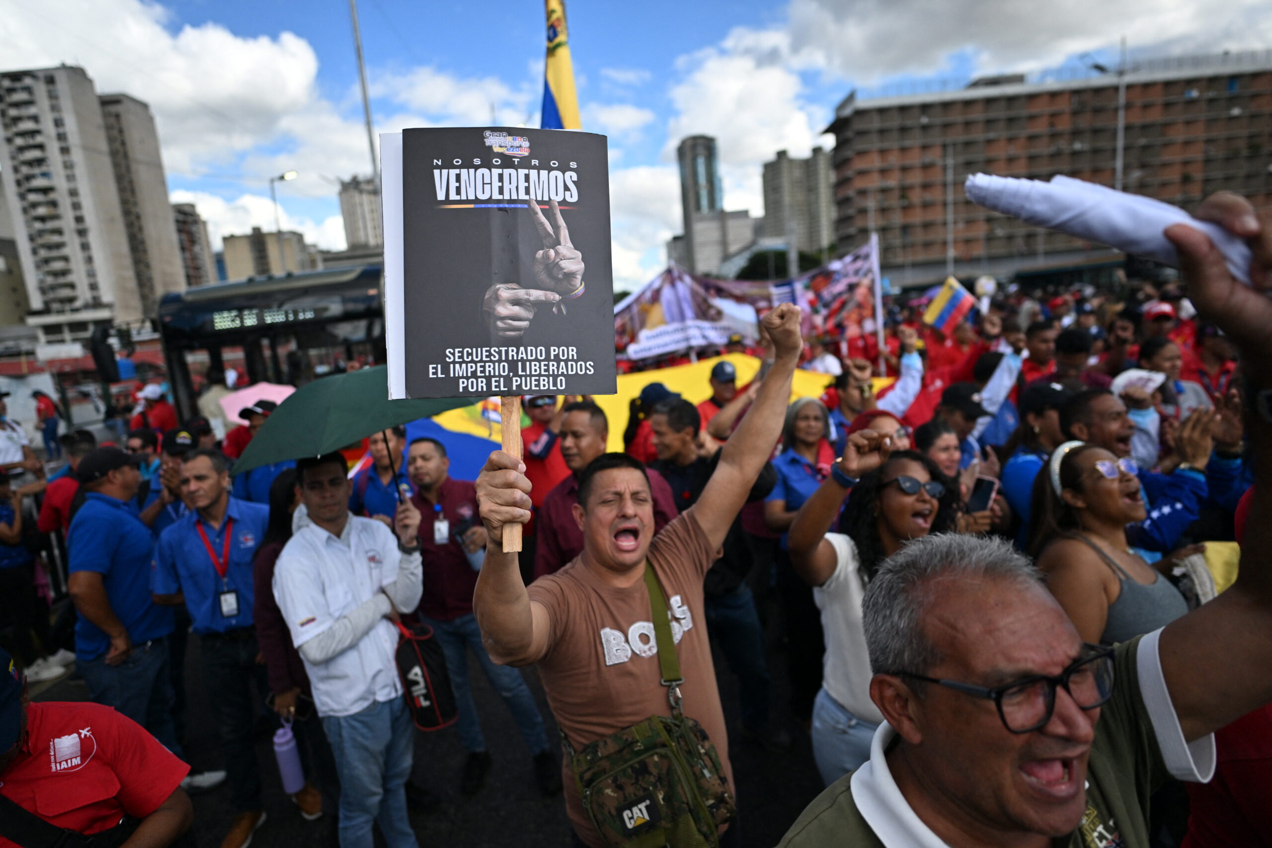 Manifestantes se reúnem em Caracas no dia 13 de janeiro de 2026 para exigir a libertação do presidente venezuelano Nicolás Maduro e de sua esposa Cilia Flores, sequestrados pelo governo Trump