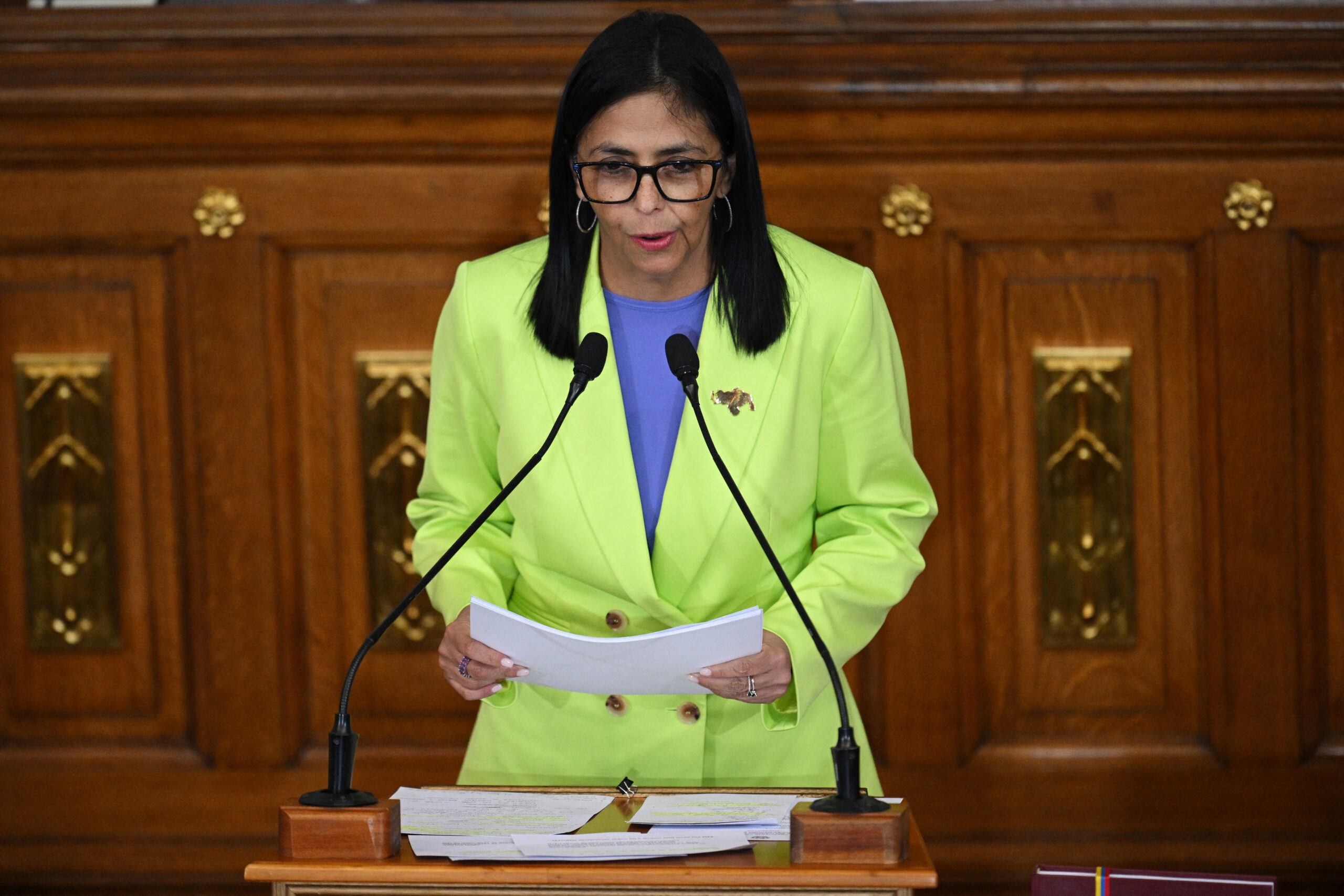 A presidenta interina da Venezuela, Delcy Rodríguez, discursa durante a mensagem presidencial ao Parlamento na Assembleia Nacional, em Caracas