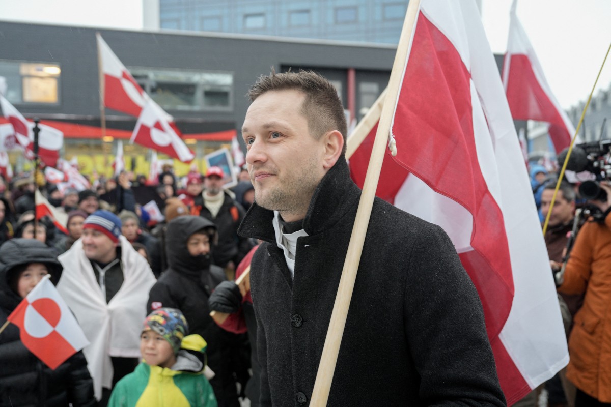 Primeiro-ministro da Groenlândia, Jens-Frederik Nielsen, participa de protesto diante do consulado dos EUA em Nuuk, capital da ilha