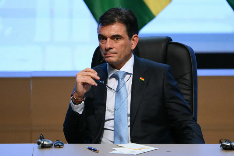 Governo de direita da Bolívia suspende sinal de canais de TV com sede na Rússia e Venezuela