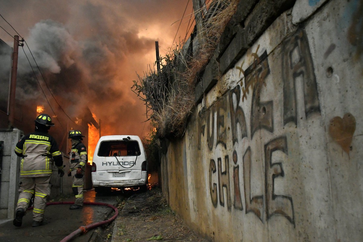 Cerca de 4 mil bombeiros tentam controlar incêndios no Chile