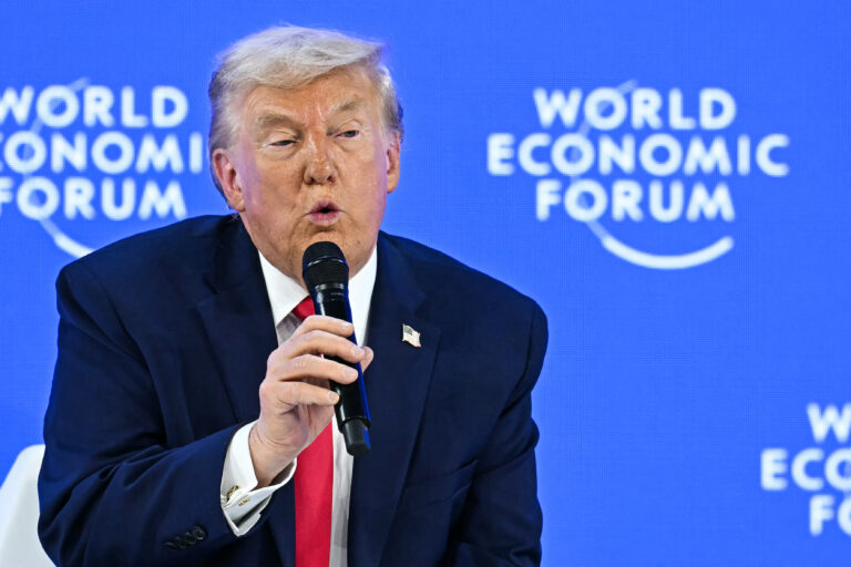 Em Davos, Trump celebra ataques feitos pelos EUA e critica transição energética