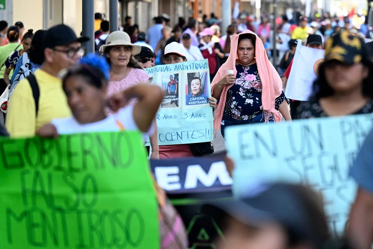 Salvadorenhos foram às ruas contra os abusos de Bukele