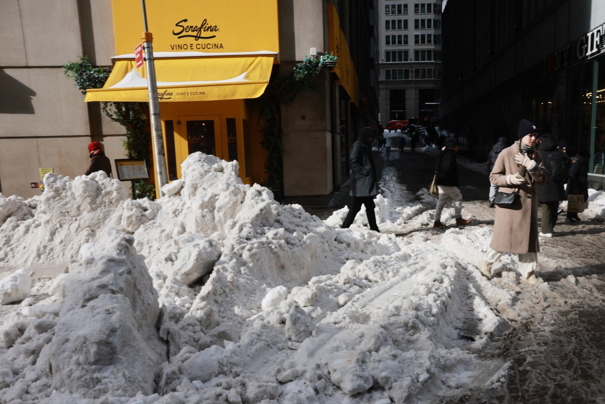 NEW YORK, NEW YORK -JANUARY 27: People walk through snow and ice covered streets as New York City experiences frigid temperatures following a winter storm over the weekend on January 27, 2026, in New York City. New York received up to a foot of snow in a winter storm that swept through large parts of the country, resulting in numerous deaths, power outages, and accidents. Spencer Platt/Getty Images/AFP (Photo by SPENCER PLATT / GETTY IMAGES NORTH AMERICA / Getty Images via AFP)