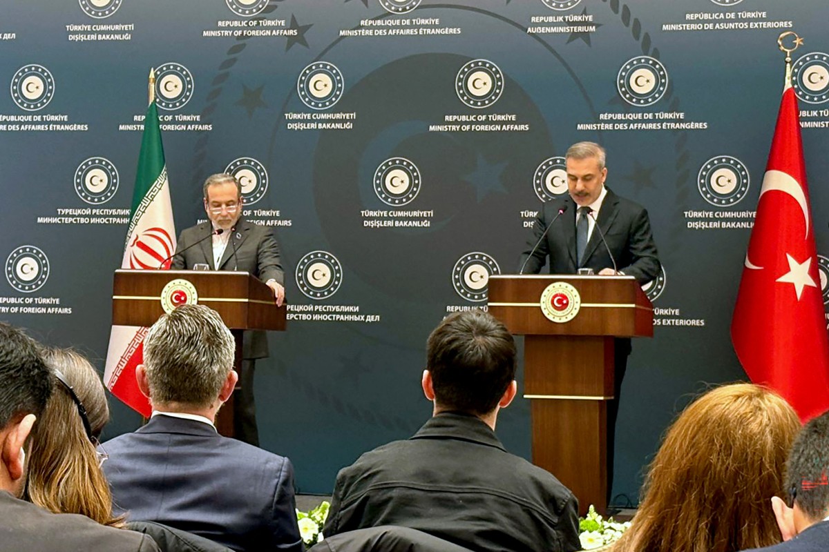 Os ministros das Relaçõe Exteriores de Irã, Abbas Araqchi (esquerda)) e da Turquia, Hakan Fidan